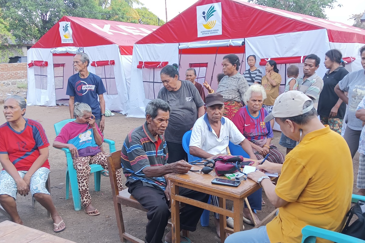 Kementerian Sosial (Kemensos) menambah bantuan logistik untuk penyintas erupsi Gunung Lewotobi Laki-laki yang terus bertambah. (Kemensos) - Image
