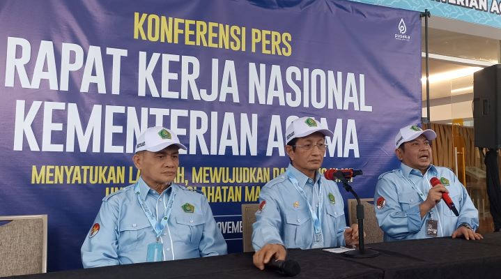 Menteri Agama (Menag) Nasaruddin Umar (tengah) di Rapat Kerja Nasional Kemenag di Bogor (15/11). Hilmi/Jawa Pos - Image
