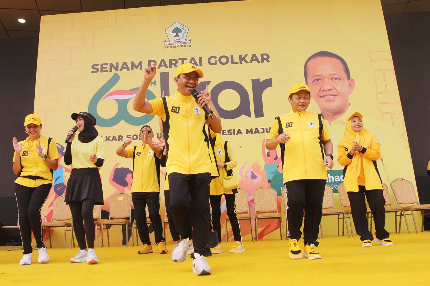 Ketua Umum DPP Partai Golkar, Bahlil Lahadalia saat menghadiri acara Senam Partai di Kantor DPP Golkar, Jakarta Barat, Sabtu (16/11/2024). (Dery Ridwansah/ JawaPos.com) - Image