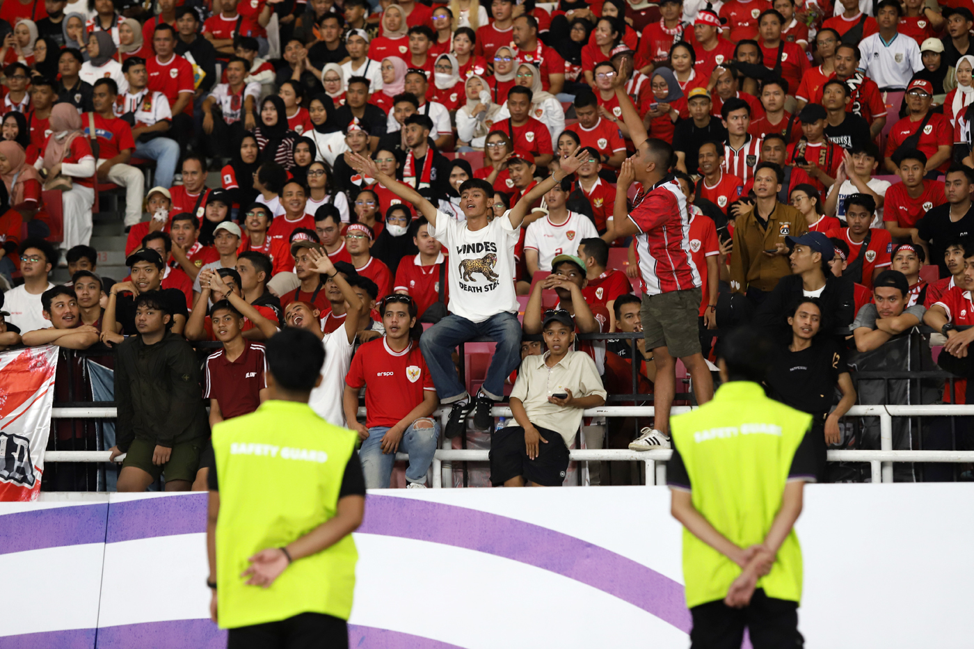 Suporter Indonesia memberikan dukungan kepada Timnas Indonesia. (Dery Ridwansah/ JawaPos.com) - Image