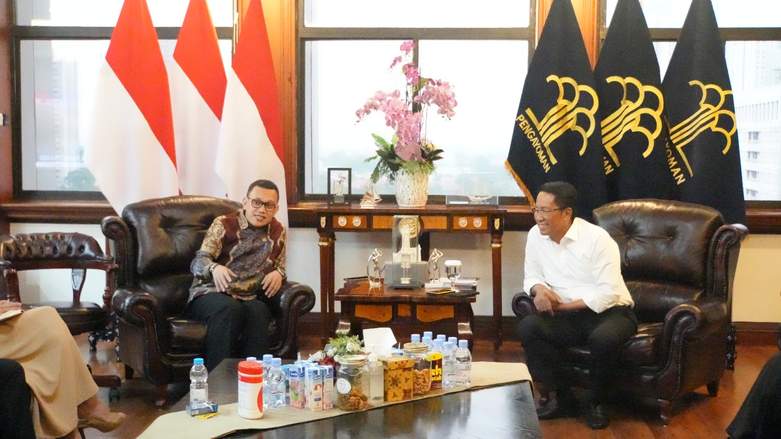 Menteri Pelindungan Pekerja Migran Indonesia, Abdul Kadir Karding bersama Menteri Hukum, Supratman Andi Agtas. (Istimewa) - Image
