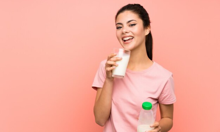 Ilustrasi orang sedang meminum susu (Freepik) - Image