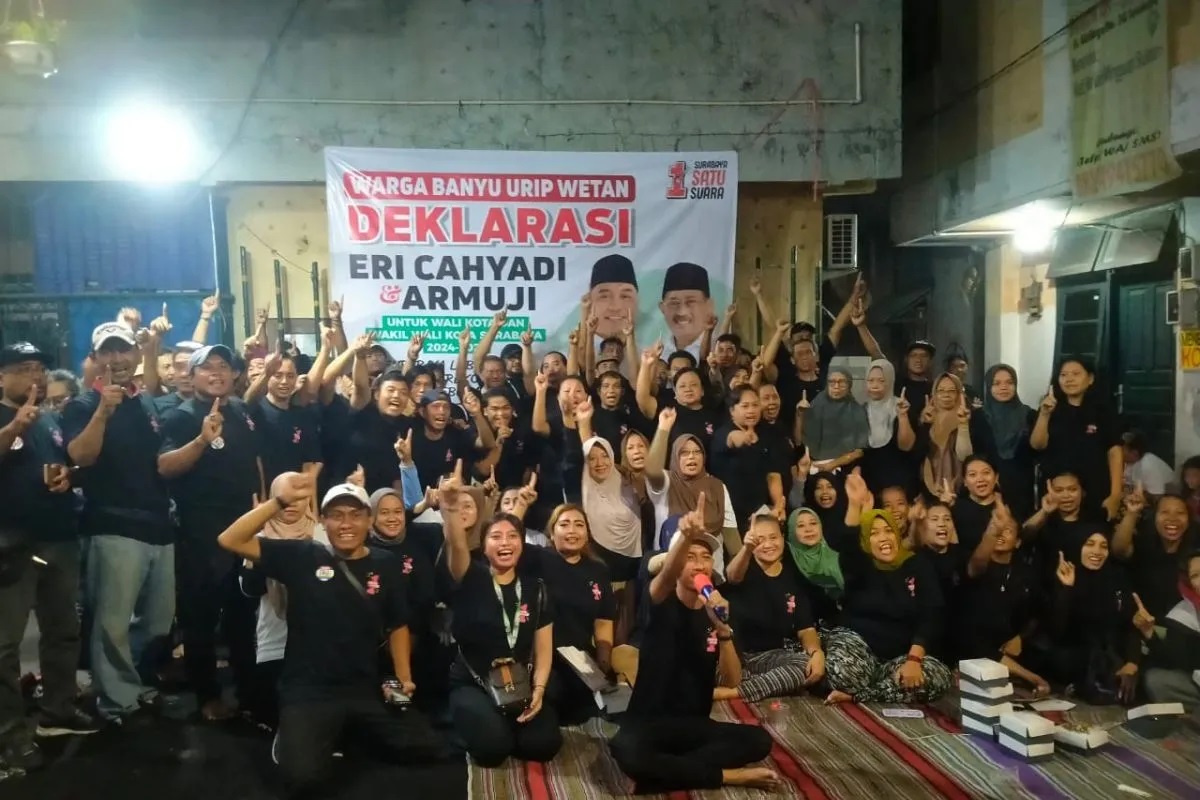 Deklarasi dukungan untuk Eri-Armuji di wilayah Girilaya, Surabaya, Sabtu (17/11) malam. (Antara) - Image