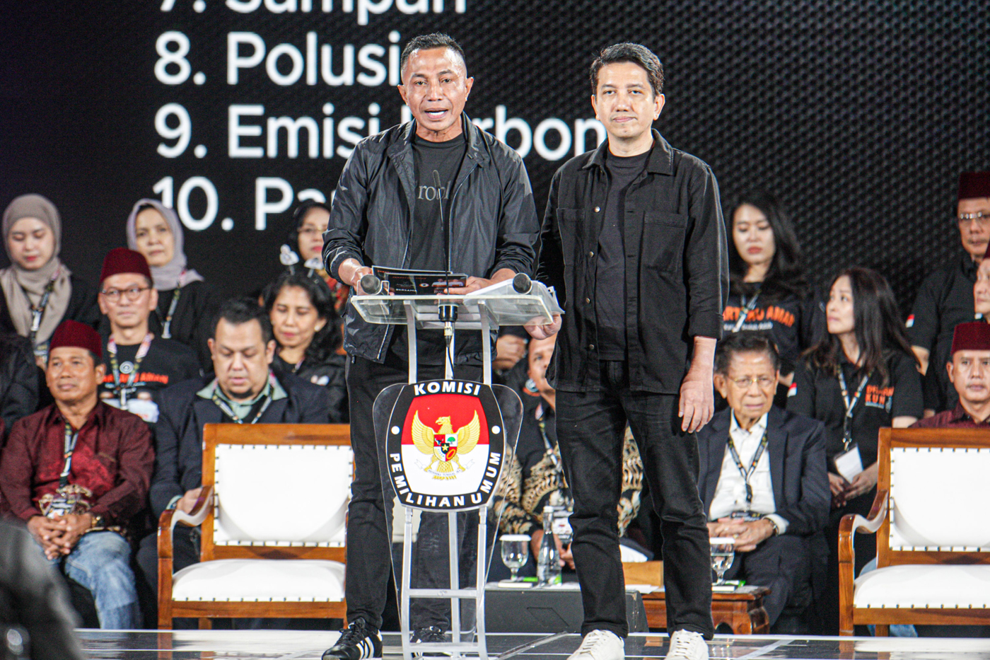 Pasangan calon gubernur dan wakil gubernur DKI Jakarta nomor urut 2 Dharma Pongrekun dan Kun Wardana menyampaikan visi misi pada debat ketiga pasangan Calon Gubernur dan Wakil Gubernur DKI Jakarta tahun 2024 di Hotel Sultan, Jakarta, Minggu (17/11/2024). - Image