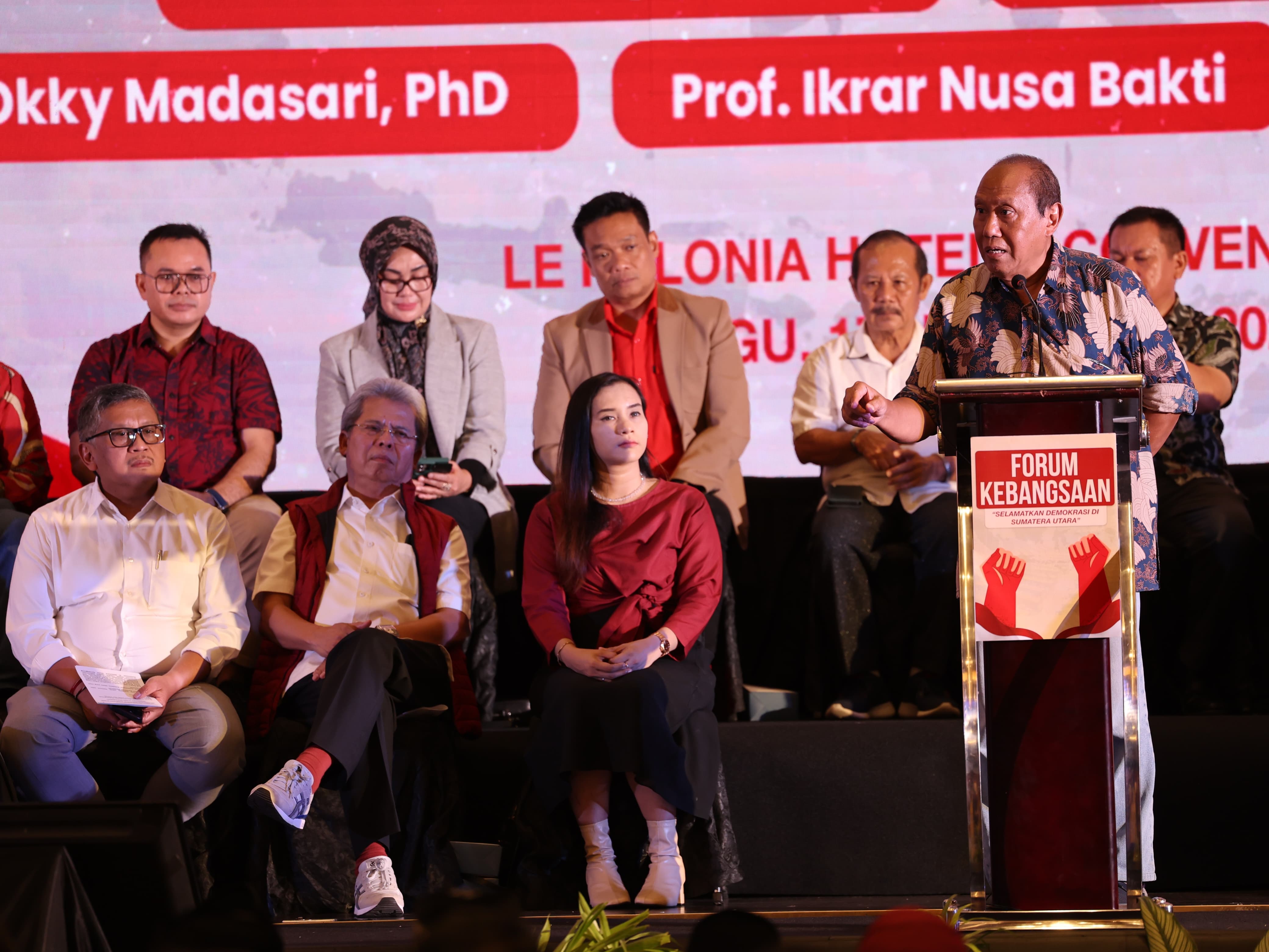 lmuwan dan aktivis politik, Prof Ikrar Nusa Bakti bersama sejumlah tokoh pegiat demokrasi dan politik dalam gelaran Forum Demokrasi bertajuk - Image