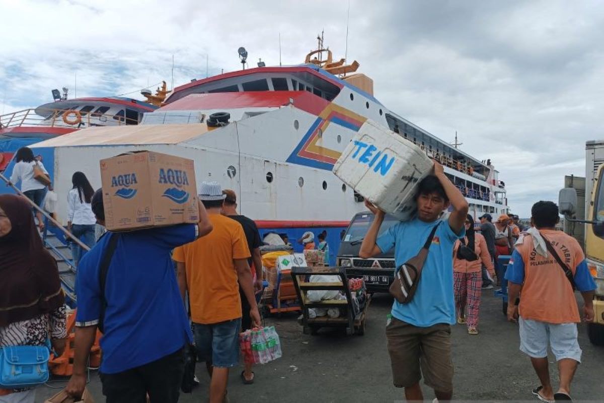 Ilustrasi transportasi laut diharapkan mewaspadai dampak siklon tropis Man-Yi di laut Filipina. (Karel A. Polakitan/Antara) - Image