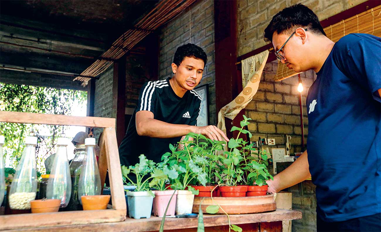 GAGAL BERKALI-KALI: Gibran Tragari memilih memproduksi bibit tanaman sendiri. Dengan permakultur, dia bisa berkebun secara ramah lingkungan. (SALMAN TOYIBI/JAWA POS) - Image