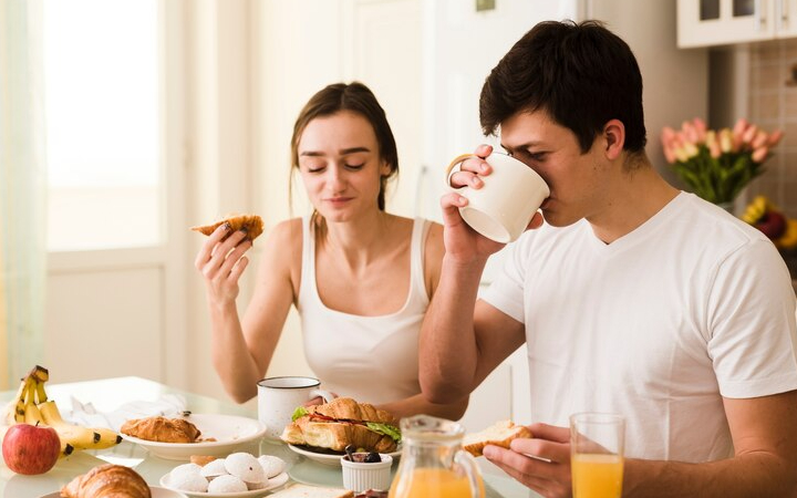 ilustrasi seseorang yang memakan makanan yang sama setiap hari/ Sumber foto: Freepik - Image