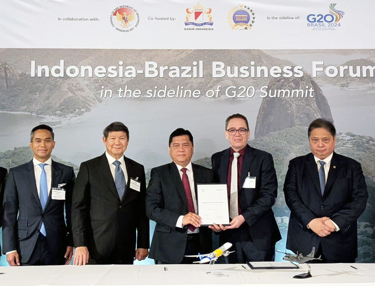 Utusan Khusus Presiden Hashim Djojohadikusumo menyaksikan penandatangan MoU antara PTDI dengan Embraer di Brasil. (Istimewa). - Image