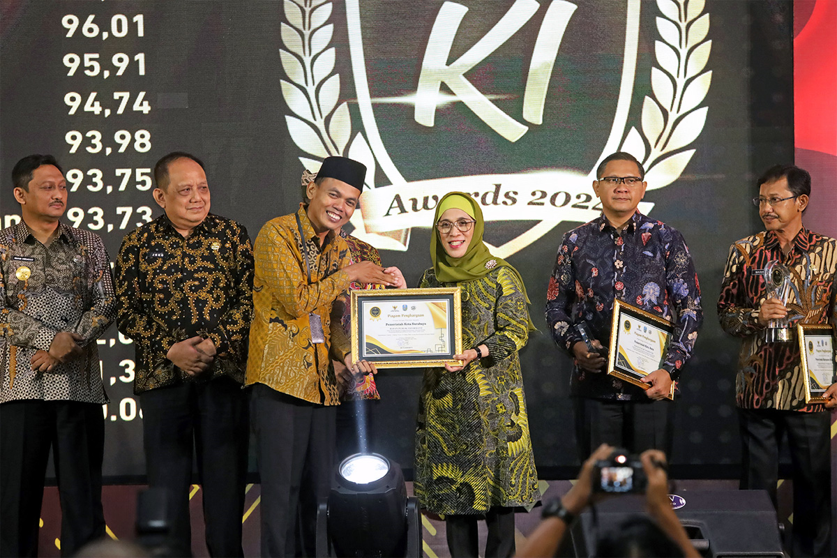 Pemkot Surabaya menerima penghargaan Badan Publik Informatif Kategori Pemerintah Kabupaten/Kota dari Komisi Informasi (KI) Provinsi Jawa Timur 2024, Rabu (13/11/2024) malam/Humas Pemkot Surabaya. - Image