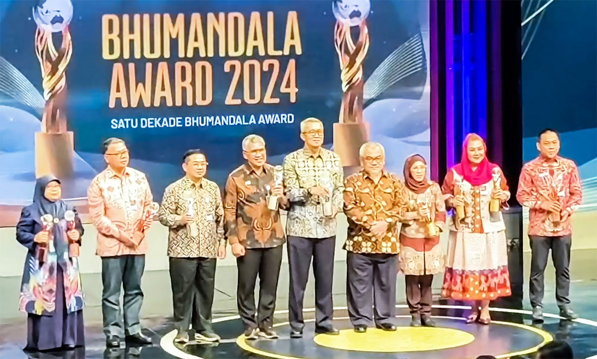 Pemerintah Kota (Pemkot) Surabaya raih penghargaan Predikat KANAKA (Emas) dari Badan Informasi Geospasial (BIG) dalam ajang BHUMANDALA AWARD 2024. (Dok. Humas Pemkot Surabaya) - Image