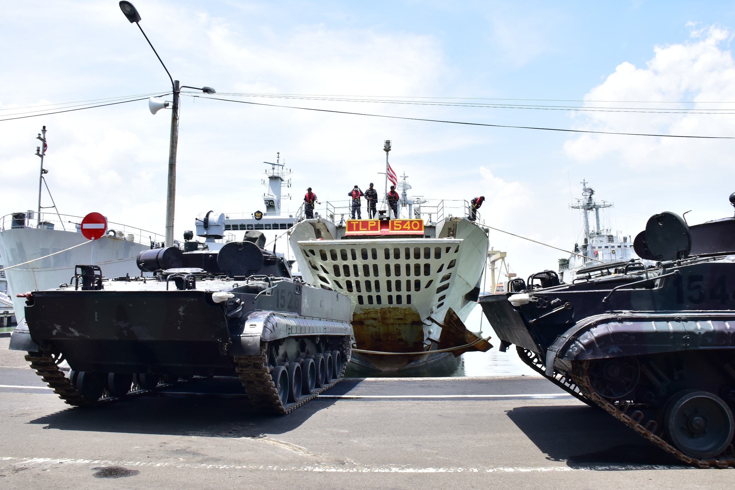 Tank-Tank Korps Marinir TNI AL turun dari kapal perang Angkatan Laut di Surabaya, Jawa Timur. (Kolinlamil) - Image