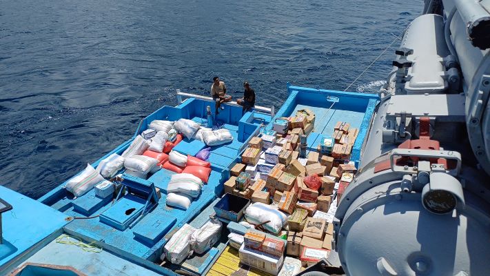 KRI Ahmad Yani-351 tiba di Flores Timur dan langsung menyerahkan bantuan untuk korban erupsi Gunung Lewotobi Laki-Laki. (TNI AL) - Image