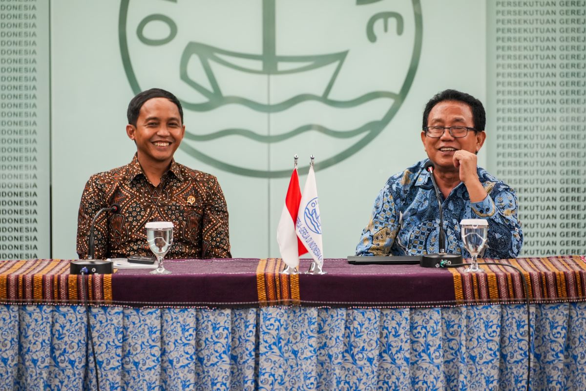 Menteri Kehutanan (Menhut) Raja Juli Antoni saat berkunjung ke Persekutuan Gereja-greja Indonesia (PGI) di kantor PGI, Salemba Raya, Jakarta Pusat, Senin (18/11). (Istimewa) - Image