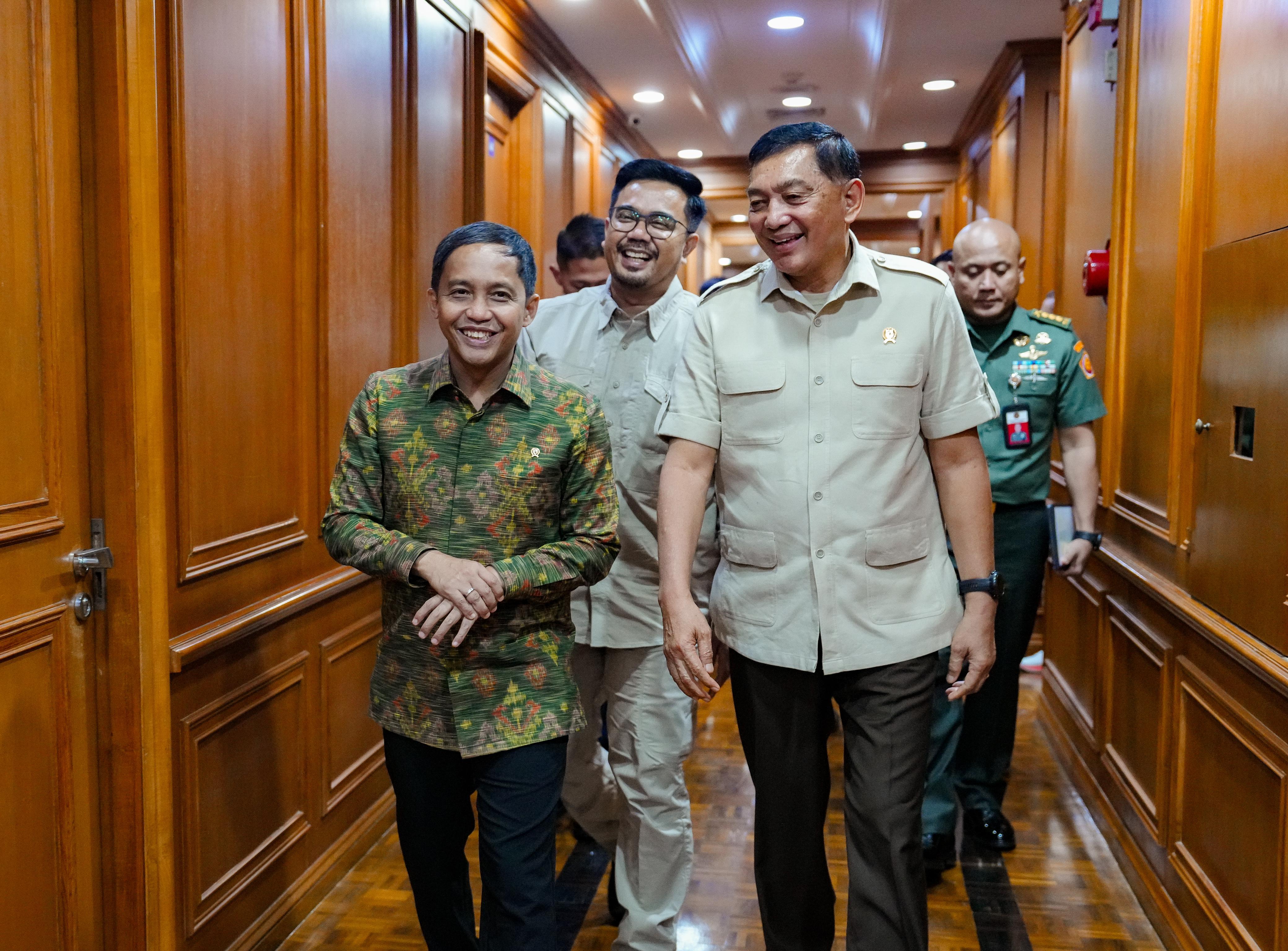 Menteri Kehutanan (Menhut) Raja Juli Antoni menerima kunjungan Menteri Pertahanan (Menhan) Sjafrie Sjamsoeddin di kantor Kementerian Kehutanan, Selasa (19/11). (IST) - Image