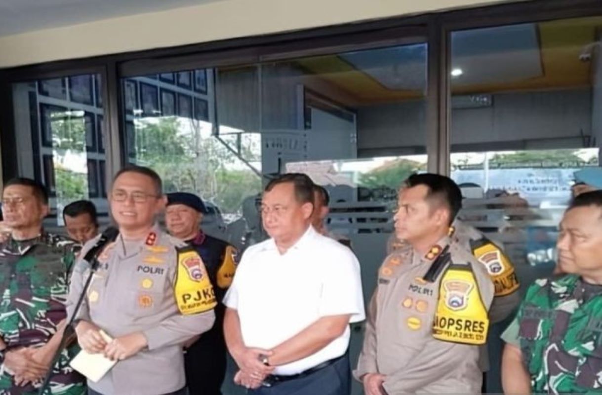 Kapolda Jatim Irjen Pol Imam Sugianto menyampaikan keterangan pers terkait penanganan kasus insiden Ketapang Laok di Mapolres Sampang, Senin (18/11). (Polres Sampang/Antara) - Image