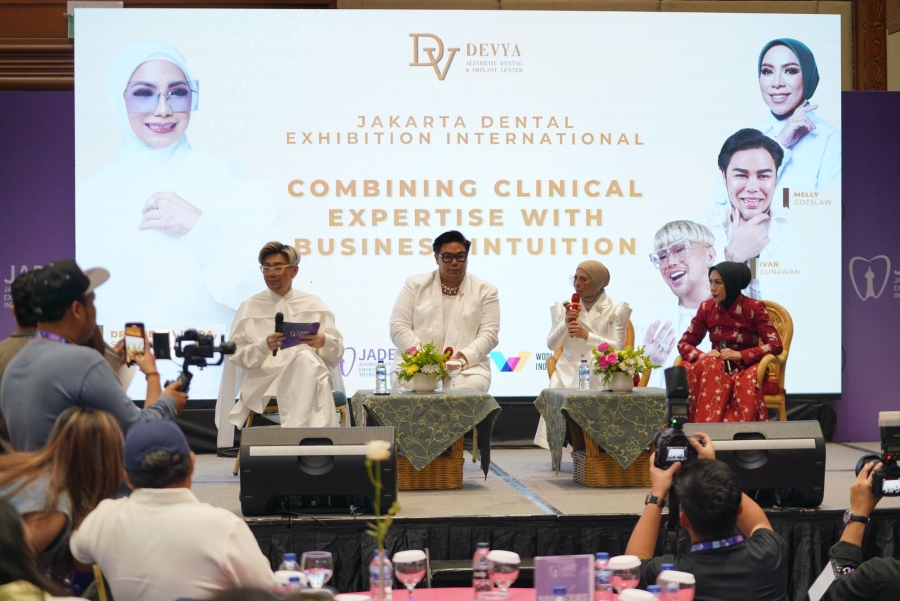 Bintang tamu Melly Goeslaw, Ivan Gunawan, Caren Delano serta drg. Devya Linda, SpBM, FISID, turut memeriahkan Jakarta Dental Exhibition International. (Istimewa) - Image