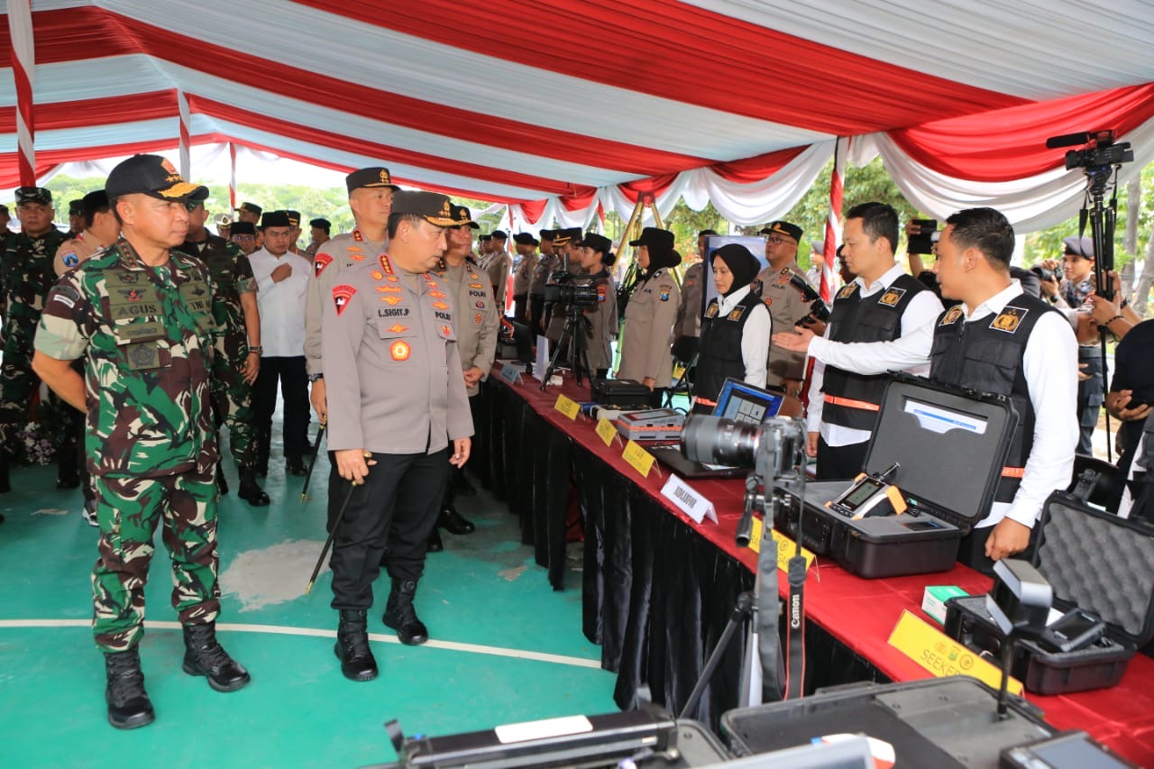 Kapolri Jenderal Listyo Sigit Prabowo dan Panglima TNI Agus Subiyanto saat mengecek peralatan untuk kesiapan pelaksanaan Pilkada 2024 di Jatim. (Mabes Polri) - Image