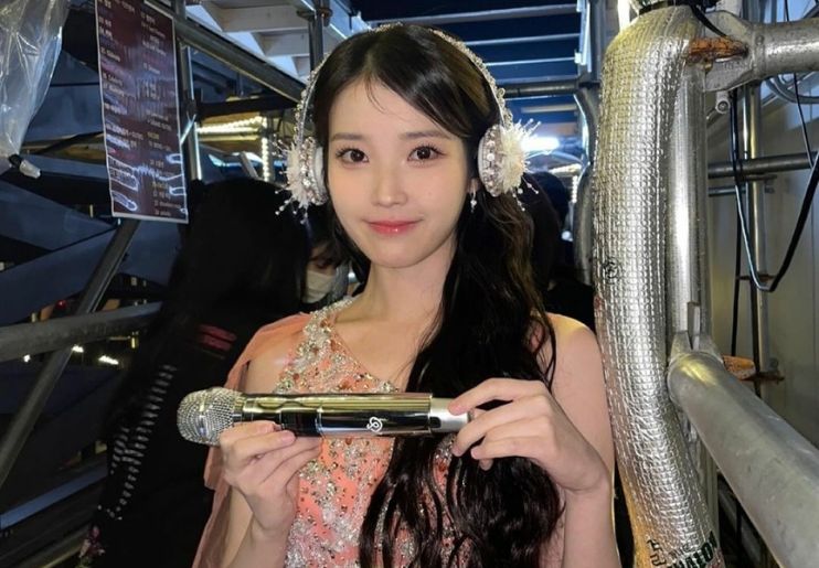 Alasan ini membuat IU enggan membuka pesan media sosial lagi./Instagram - Image