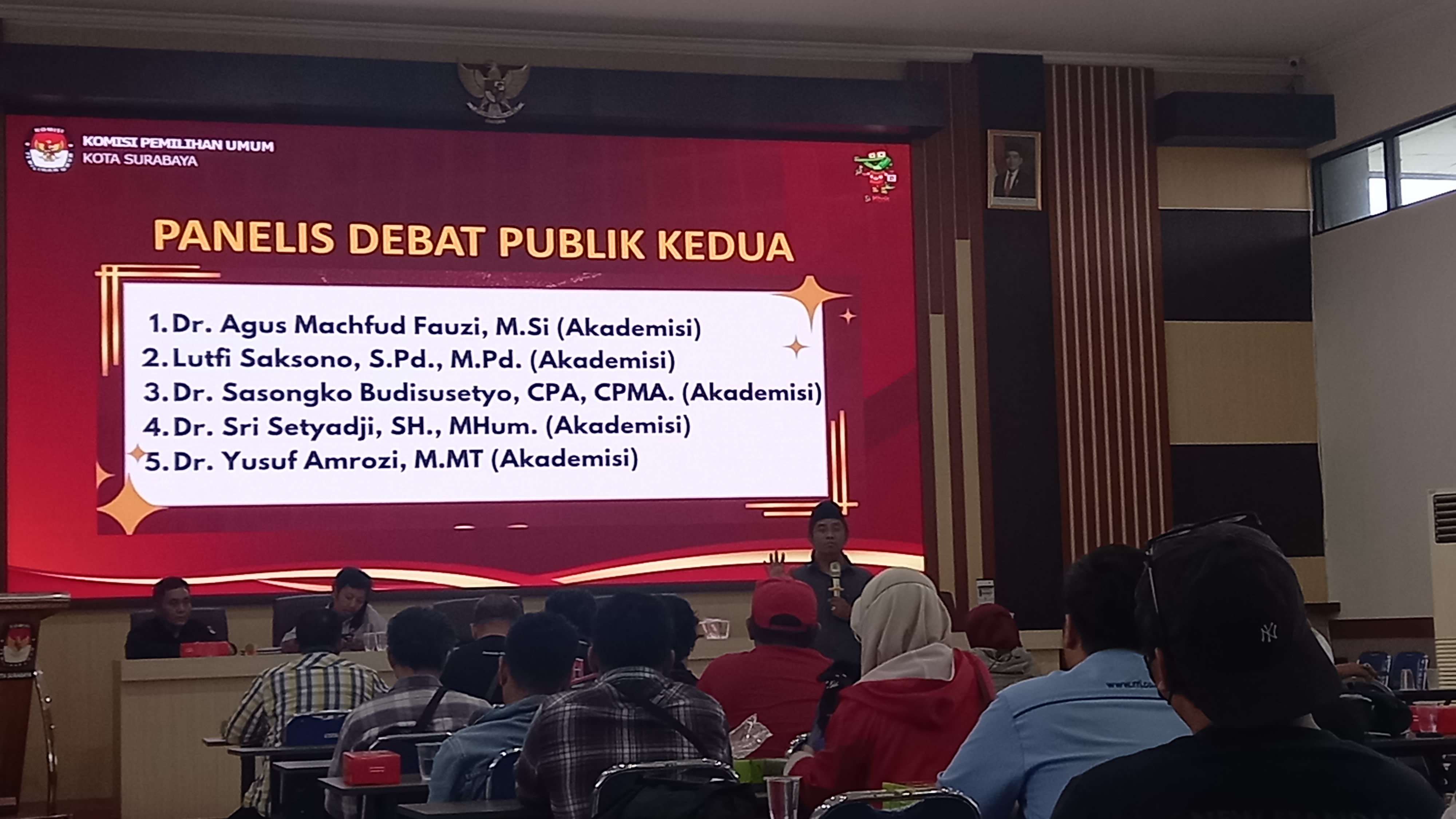 Dari lima panelis yang dipilih KPU Surabaya, dua di antaranya merupakan akademi dari Universitas Negeri Surabaya, yakni Agus Machfud Fauzi dan Lutfi Saksono. (Novia Herawati/JawaPos.com) - Image