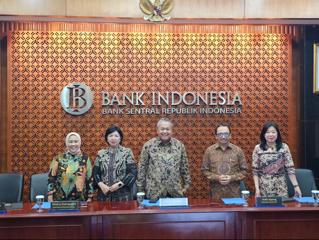 Jajaran Dewan Gubernur Bank Indonesia dalam konferesi pers hasil rapat yang memutuskan untuk mempertahankan BI-Rate sebesar 6 persen. (Agas Hartanto/Jawa Pos) - Image