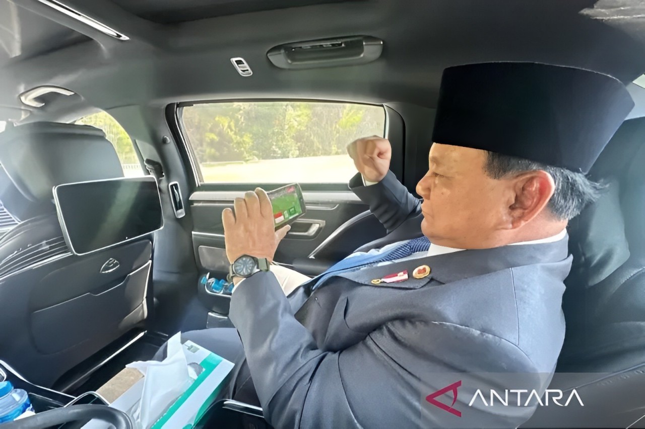 Momen Presiden Prabowo menonton pertandingan Indonesia kontra Arab Saudi melalui ponsel. (Antara/Instagram @prabowo) - Image