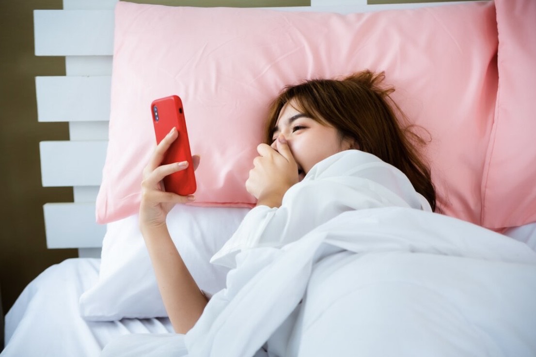 Ilustrasi bangun tidur langsung cek ponsel (freepik) - Image