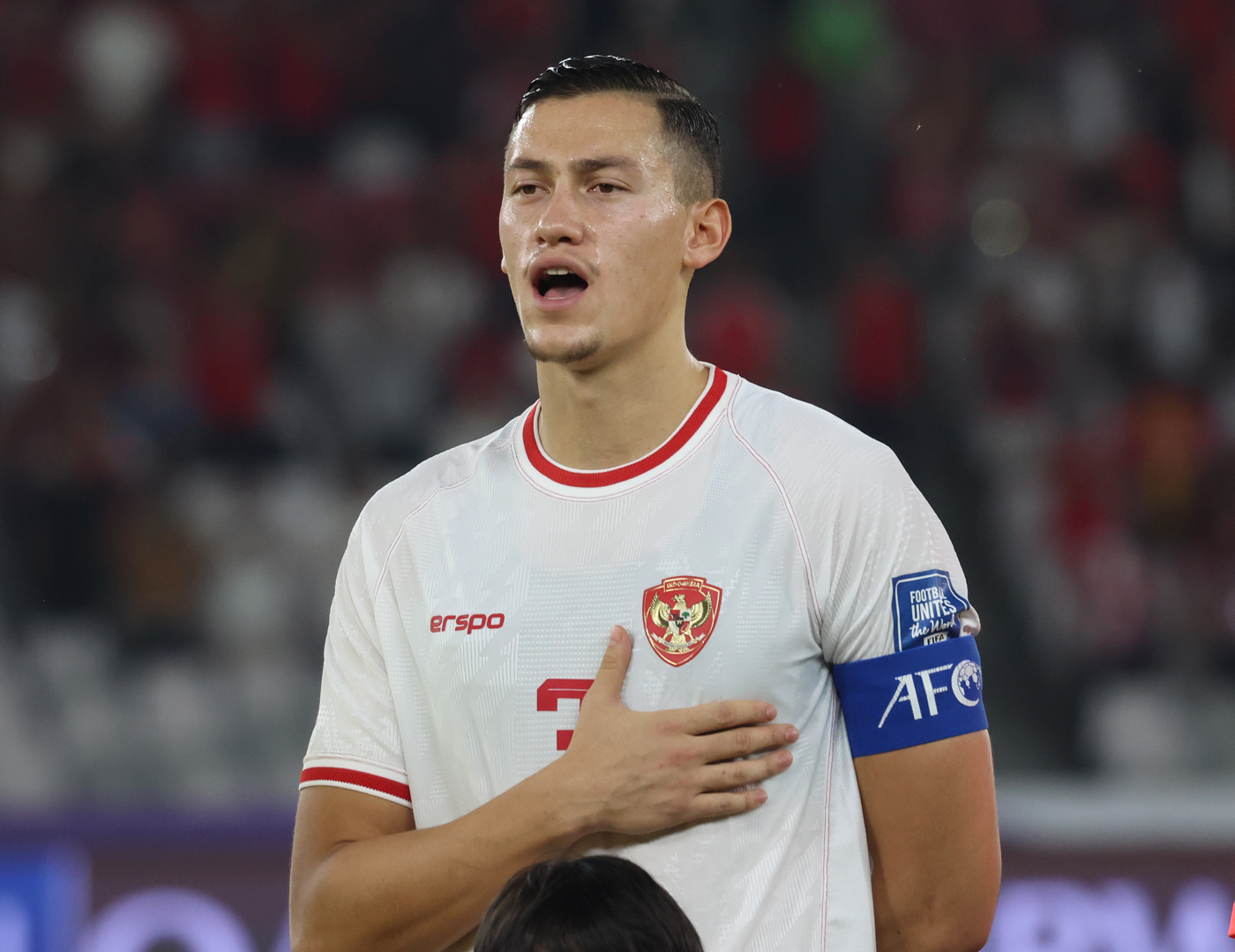 Pesepak bola Timnas Indonesia Jay Idzes pada pertandingan Grup C putaran ketiga Kualifikasi Piala Dunia 2026 Zona Asia di Stadion Utama Gelora Bung Karno, Senayan, Jakarta, Selatan (19/11/2024). (Dery Ridwansah/ JawaPos.com) - Image