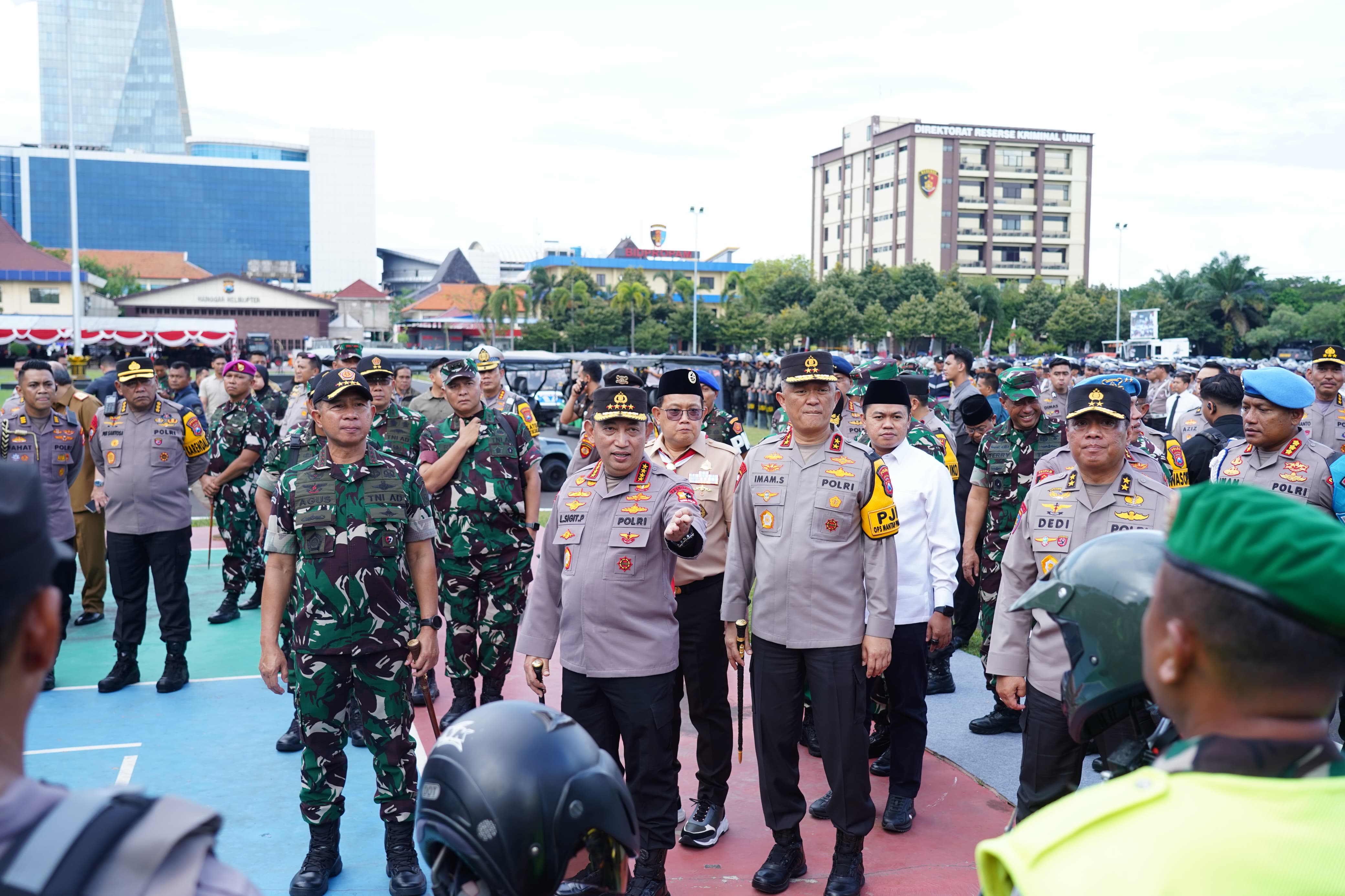 Panglima TNI Jenderal TNI Agus Subianto dan Kapolri Jenderal Polisi Listyo Sigit Prabowo memeriksa pasukan yang akan mengamankan pilkada di Jawa Timur. (Puspen TNI) - Image