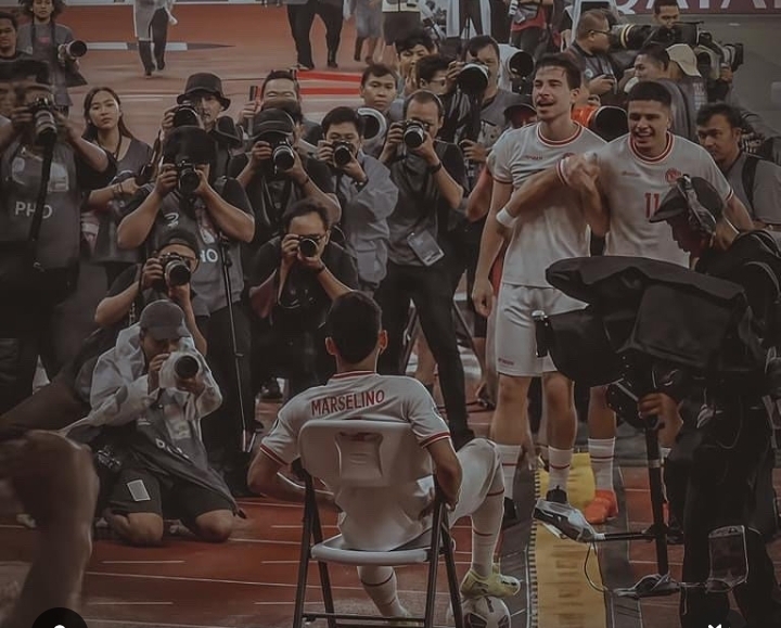 Marselino Ferdinan melakukan selebrasi duduk santai usai mencetak gol ke gawang Arab Saudi, Selasa (19/11). (Instagram Marselino Ferdinan) - Image