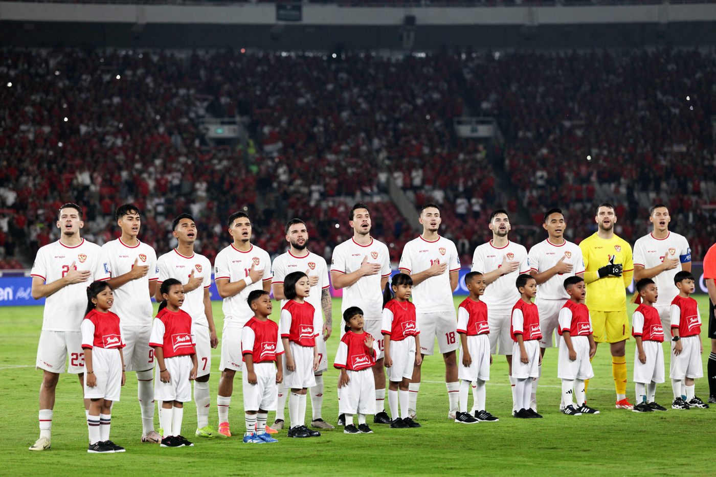 Timnas Indonesia saat melawan Timnas Arab Saudi pada pertandingan Grup C putaran ketiga Kualifikasi Piala Dunia 2026 Zona Asia di Stadion Utama Gelora Bung Karno, Senayan, Jakarta, Selasa (19/11/2024). (Dery Ridwansah/ JawaPos.com) - Image