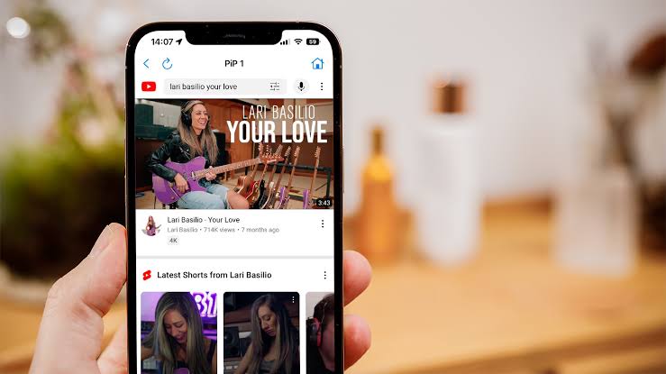 Foto: Ilustrasi: Menggunakan YouTube di smartphone. (Tech Advisor). - Image
