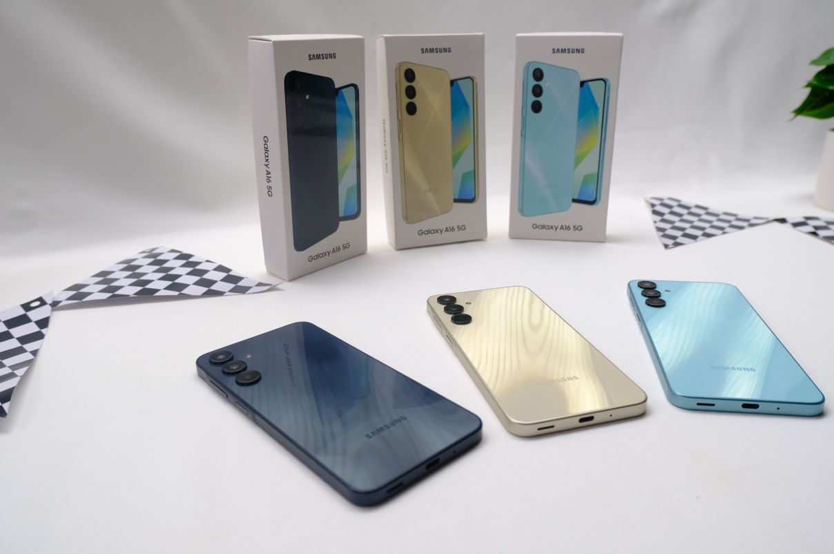 Smartphone Samsung Galaxy A16 5G yang bisa dapat update OS hingga 6 tahun dirilis di Indonesia. (RianAlfianto/JawaPos.com) - Image
