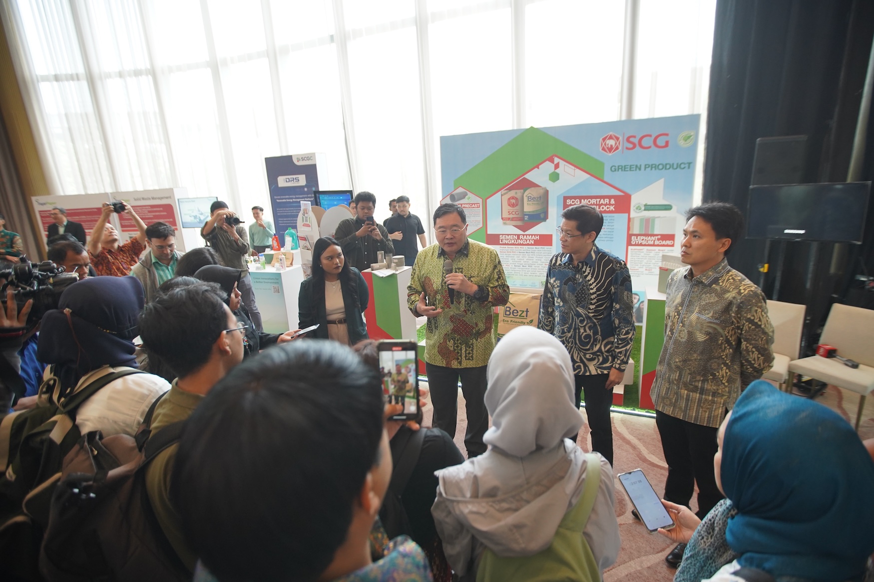 President & CEO SCG, Thammasak Sethaudom (dua dari kiri). (IST) - Image