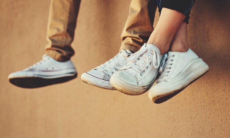 Ilustrasi sepatu sneakers (Freepik) - Image