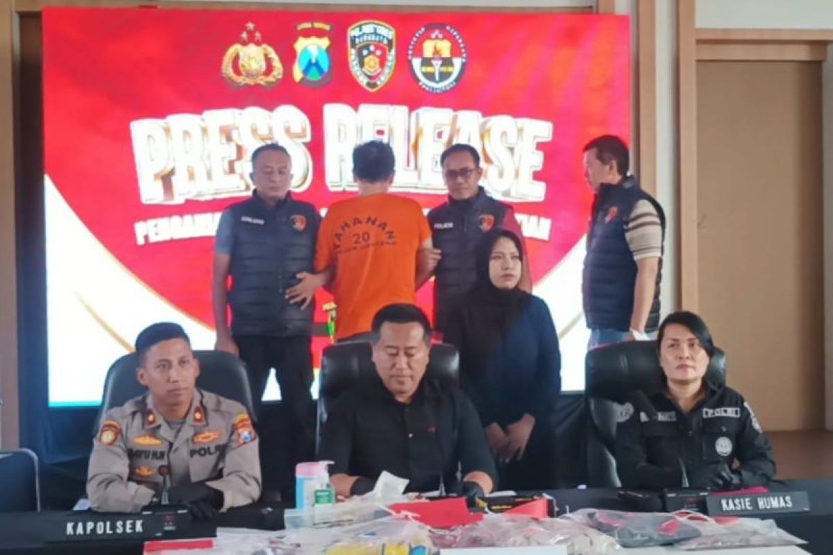 Polrestabes Surabaya merilis kasus pembunuhan yang terjadi akhir pekan lalu, Kamis (21/11) sore. (Hanif Nashrullah/Antara) - Image