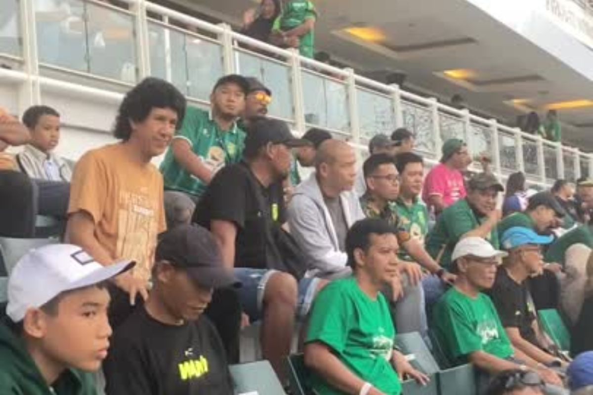 Nova Arianto saat jelaskan pantau pemain Timnas Indonesia di laga panas Persebaya vs Persija. (Moch. Rizky Pratama Putra/JawaPos.com) - Image