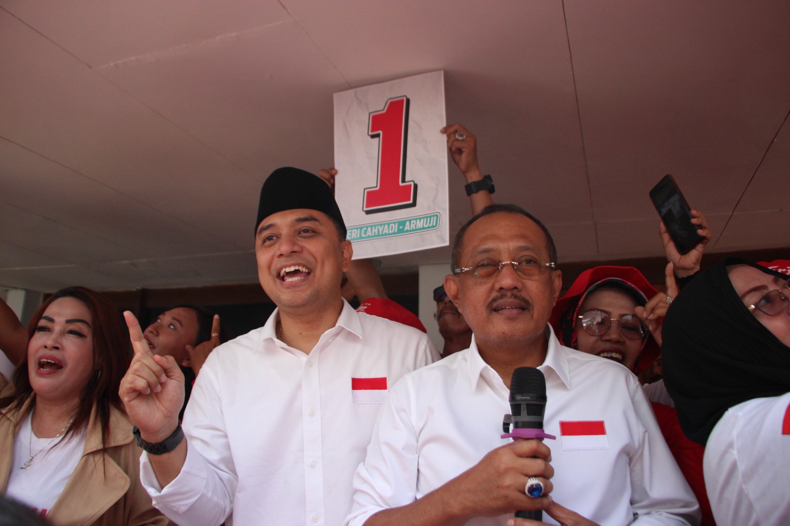 Paslon Wali Kota dan Wakil Wali Kota Surabaya Eri Cahyadi-Armuji usai meresmikan posko pemenangan di Jalan Kartini. (Tim Kampanye Eri-Armuji) - Image