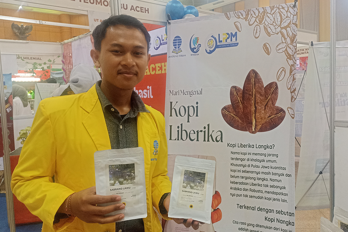 Jibrail Abdullah menunjukkan kemasan kopi nangka (Liberika) di Tangerang Selatan (21/11). (Hilmi Setiawan/Jawa Pos) - Image