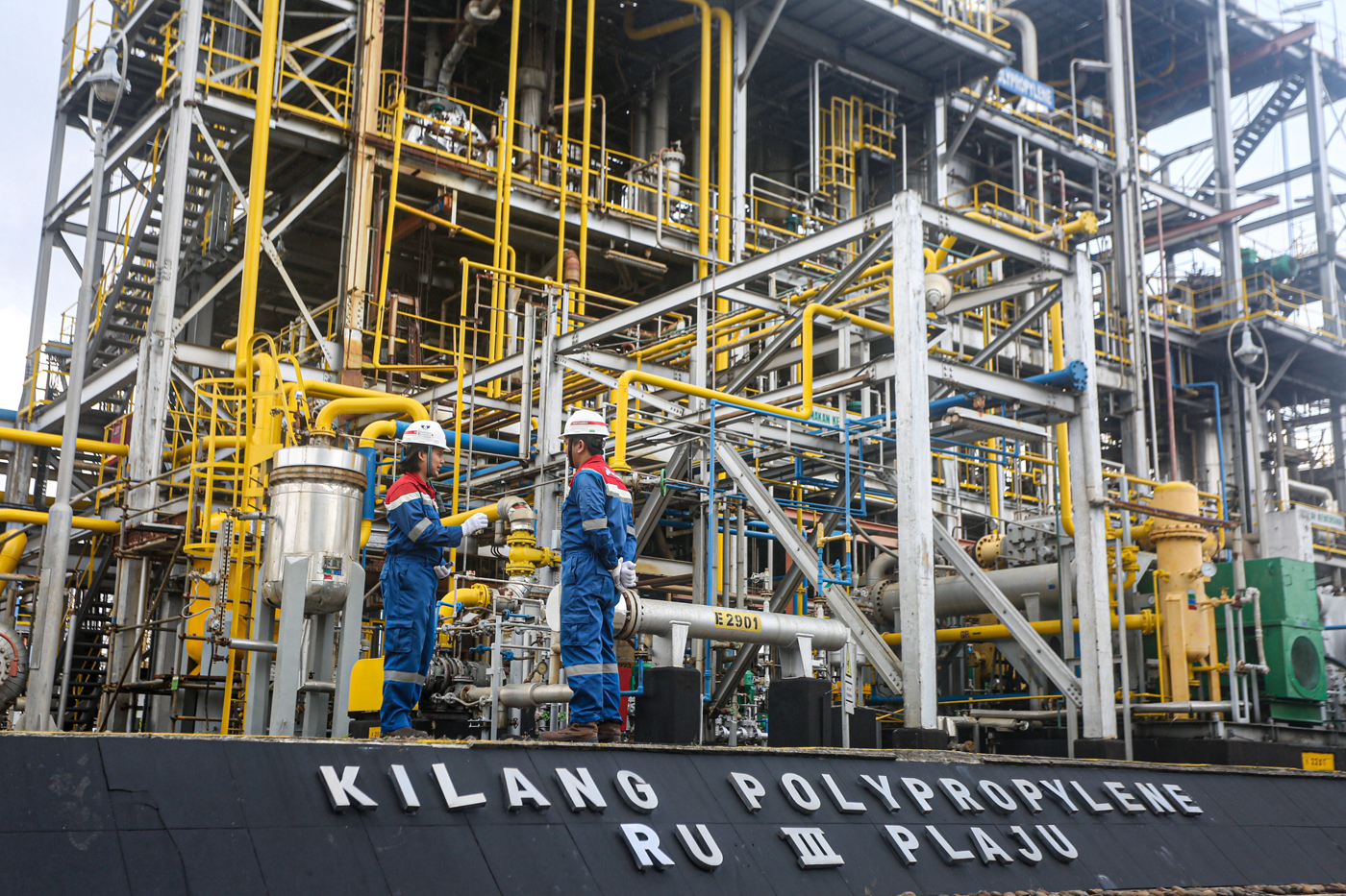 Pekerja melakukan aktivitas di Kilang Pertamina Plaju, Kilang Pertamina Plaju, Kamis (21/11/2024)Sep
