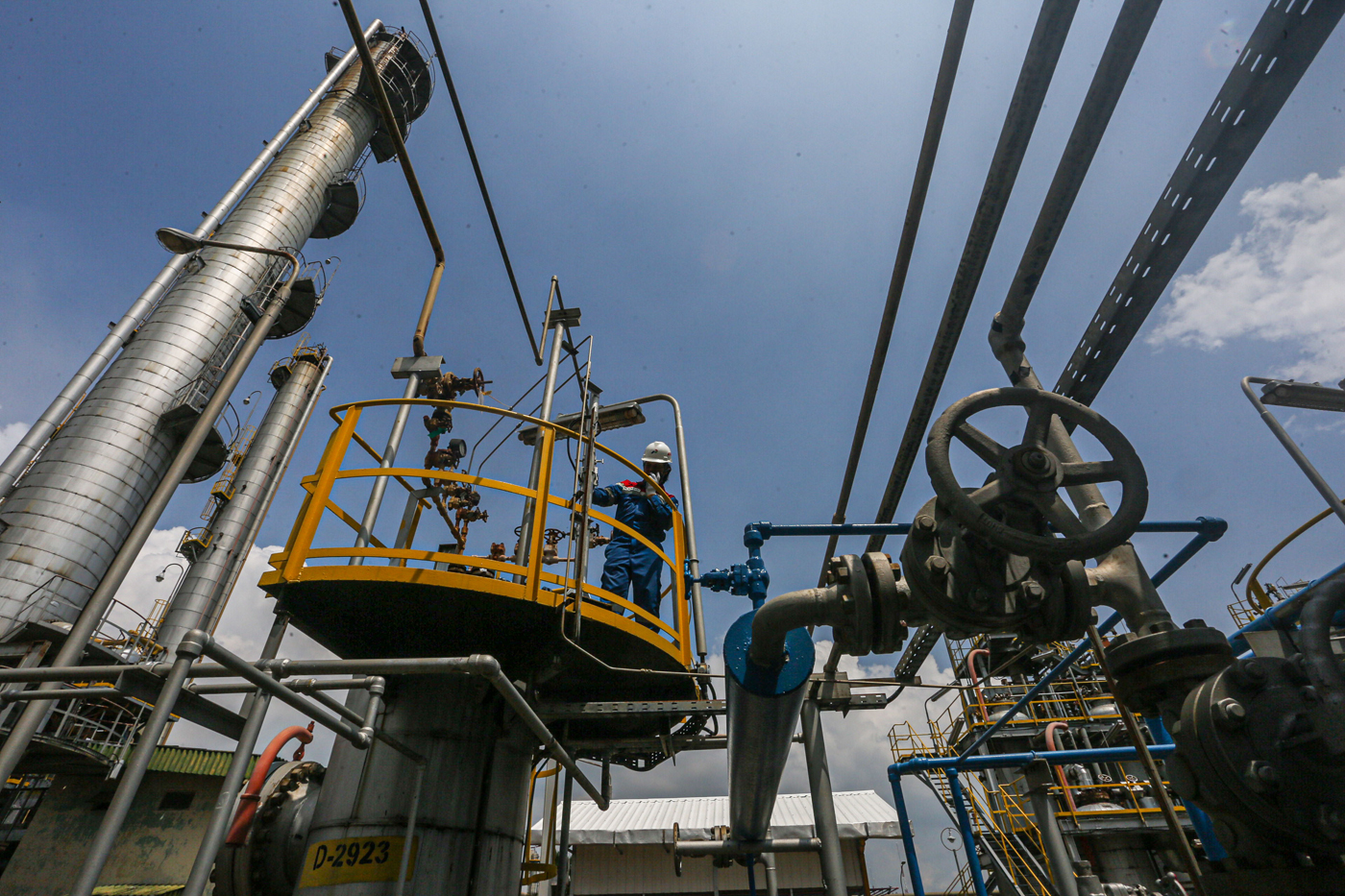 Pekerja melakukan aktivitas di Kilang Pertamina Plaju, Kilang Pertamina Plaju, Kamis (21/11/2024). (