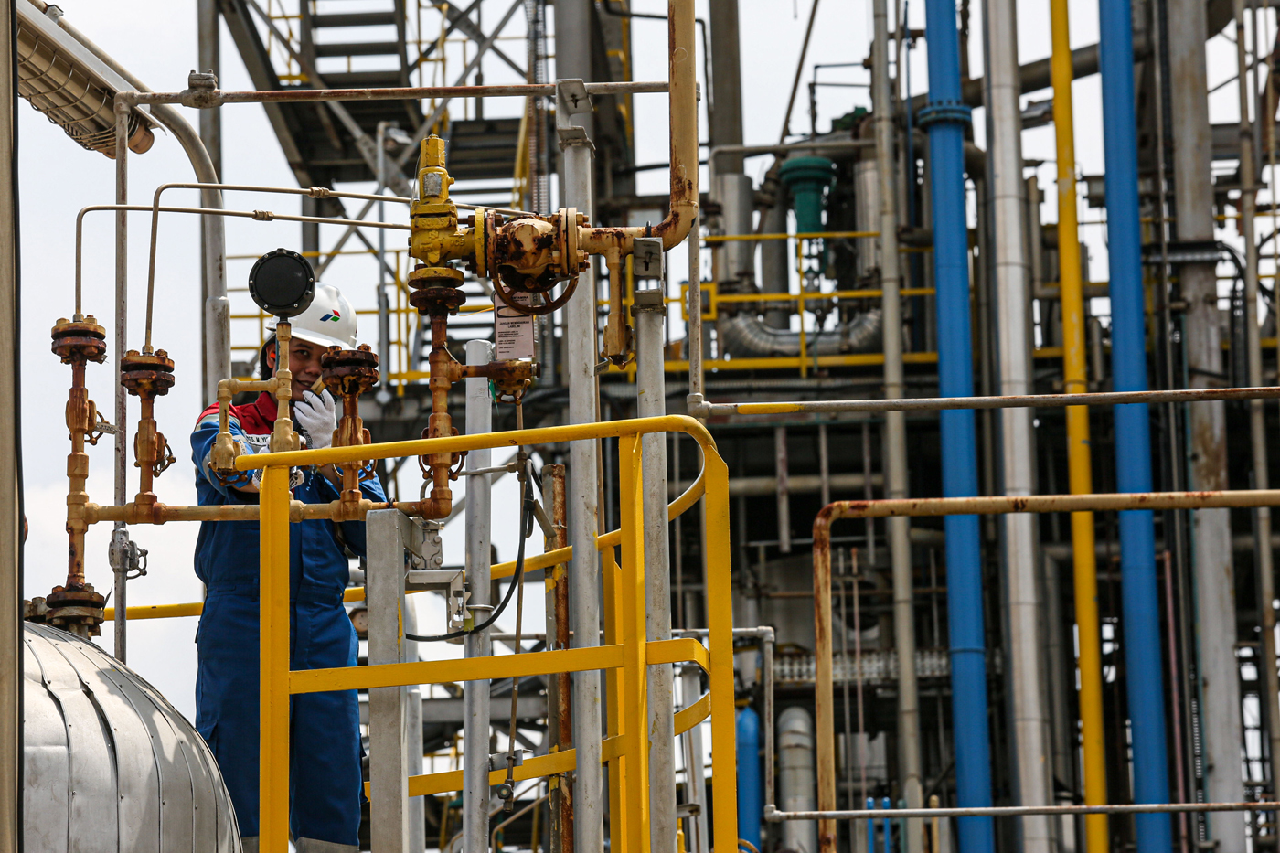Pekerja melakukan aktivitas di Kilang Pertamina Plaju, Kilang Pertamina Plaju, Kamis (21/11/2024). (