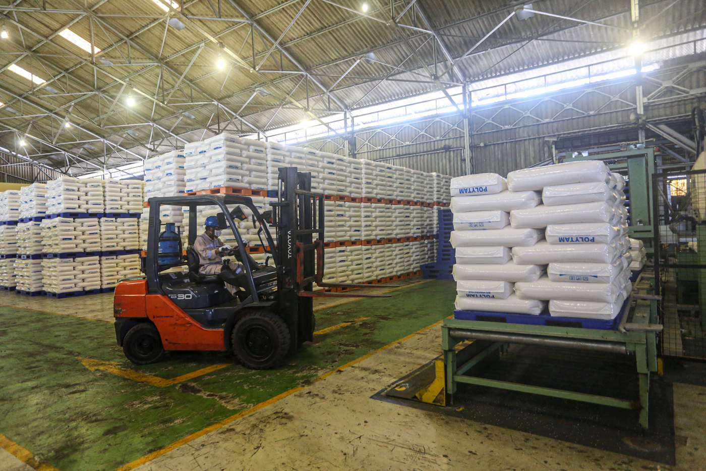 Petugas memeriksa kualitas biji plastik Polytam di Kilang Pertamina Internasional (KPI) Unit Plaju,