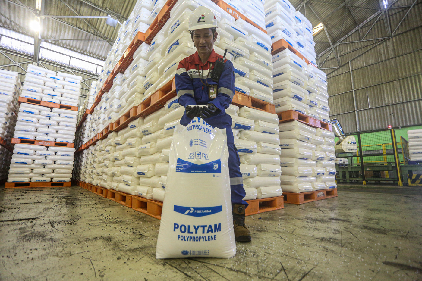 Petugas memeriksa kualitas biji plastik Polytam di Kilang Pertamina Internasional (KPI) Unit Plaju,