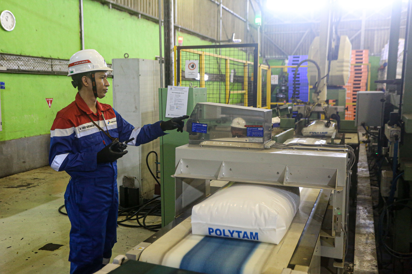 Petugas memeriksa kualitas biji plastik Polytam di Kilang Pertamina Internasional (KPI) Unit Plaju,