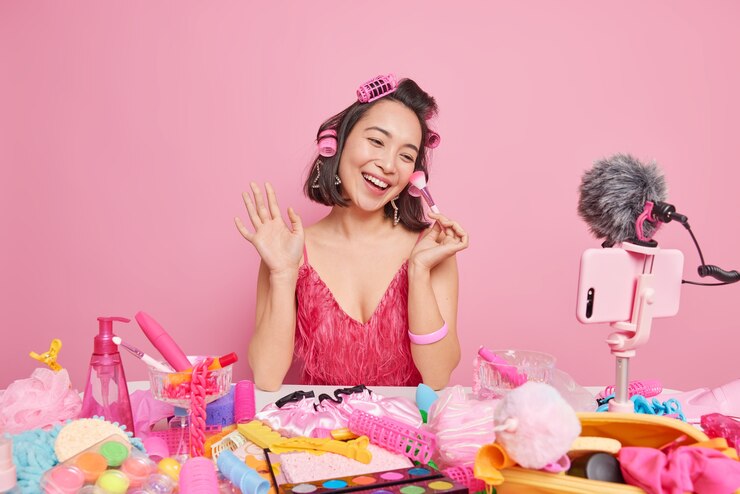 Ilustrasi gaya hidup selebriti dan influencer di media sosial (freepik/wayhomestudio) - Image