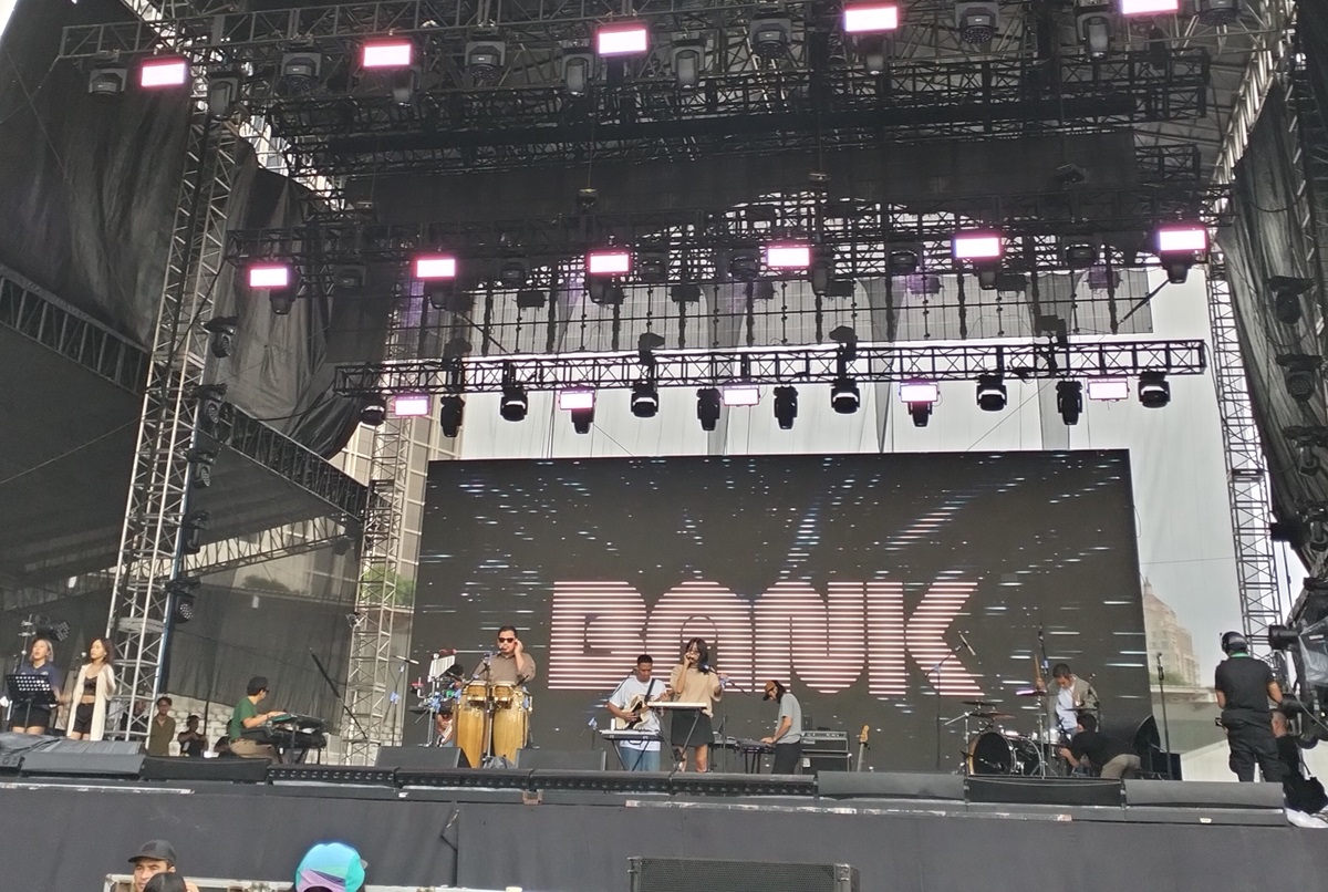 Penampilan Bank di Joyland Festival Jakarta 2024. (Abdul Rahman/JawaPos.com) - Image