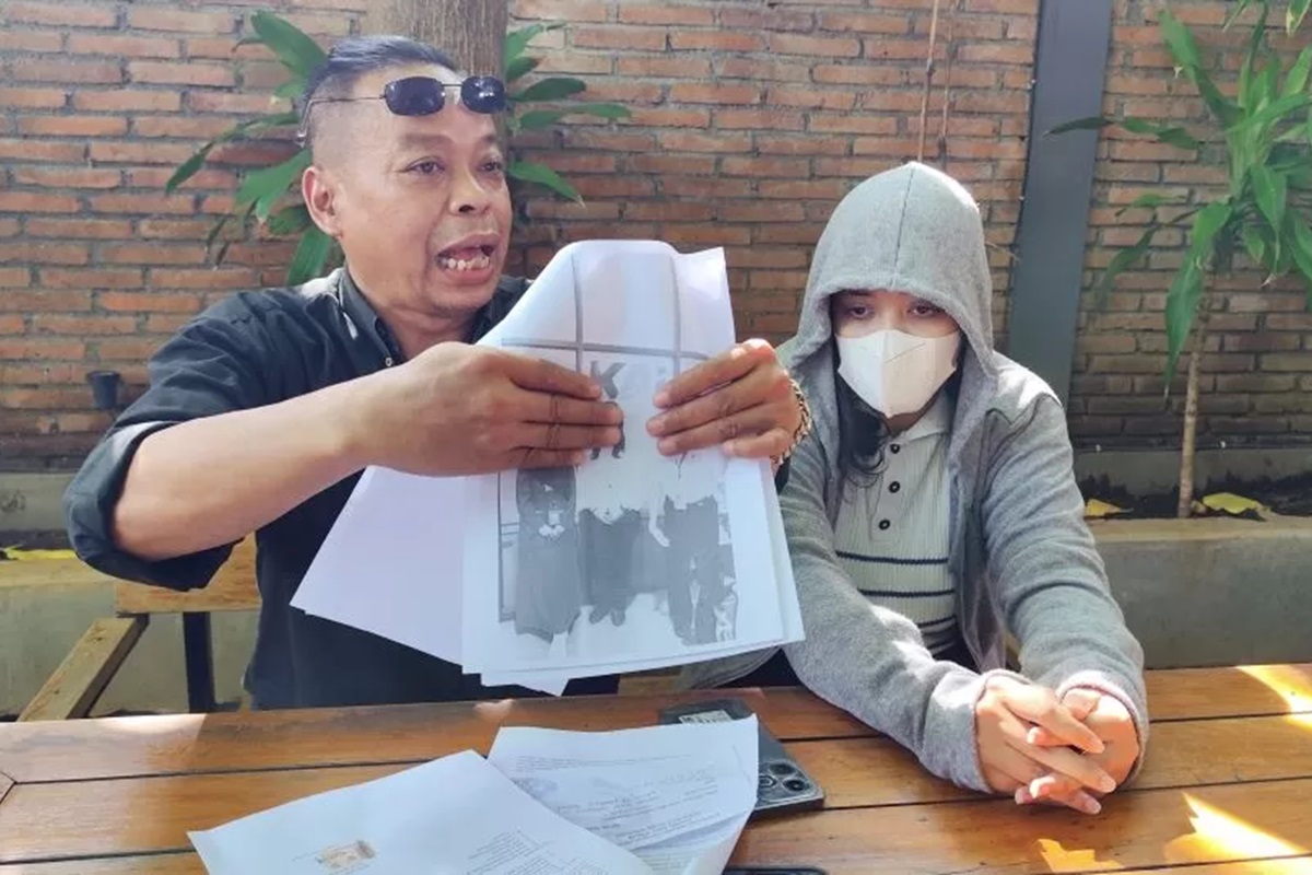 Korban didampingi kuasa hukumnya saat memberikan keterangan usai melapor ke Polrestabes Semarang Rabu (20/11/2024). (M Hariyanto/Jawa Pos Radar Semarang) - Image