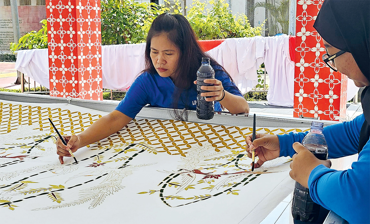 MENGASAH KETERAMPILAN: Mary Jane Veloso membatik di Lapas Perempuan Kelas II-B Jogjakarta di Gunungkidul. (JAWA POS RADAR JOGJA) - Image