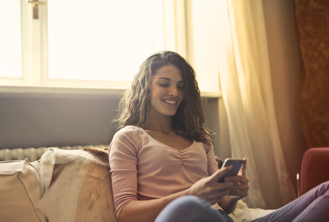 Orang yang Langsung Mengecek Ponsel Setelah Bangun Tidur./Pexels. - Image